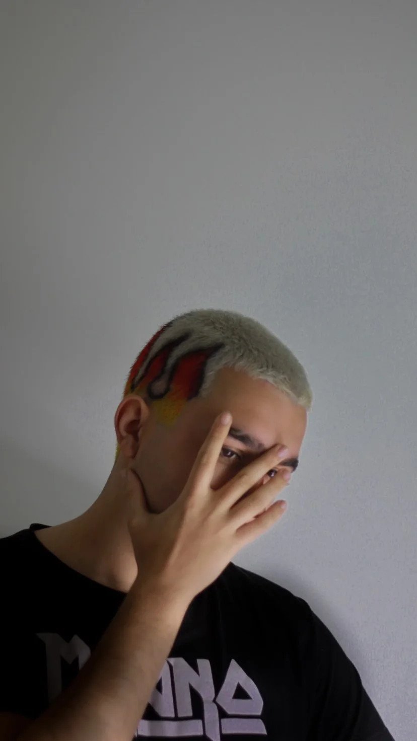 Cabelo rapado e descolorado com um desenho de chamas na lateral
