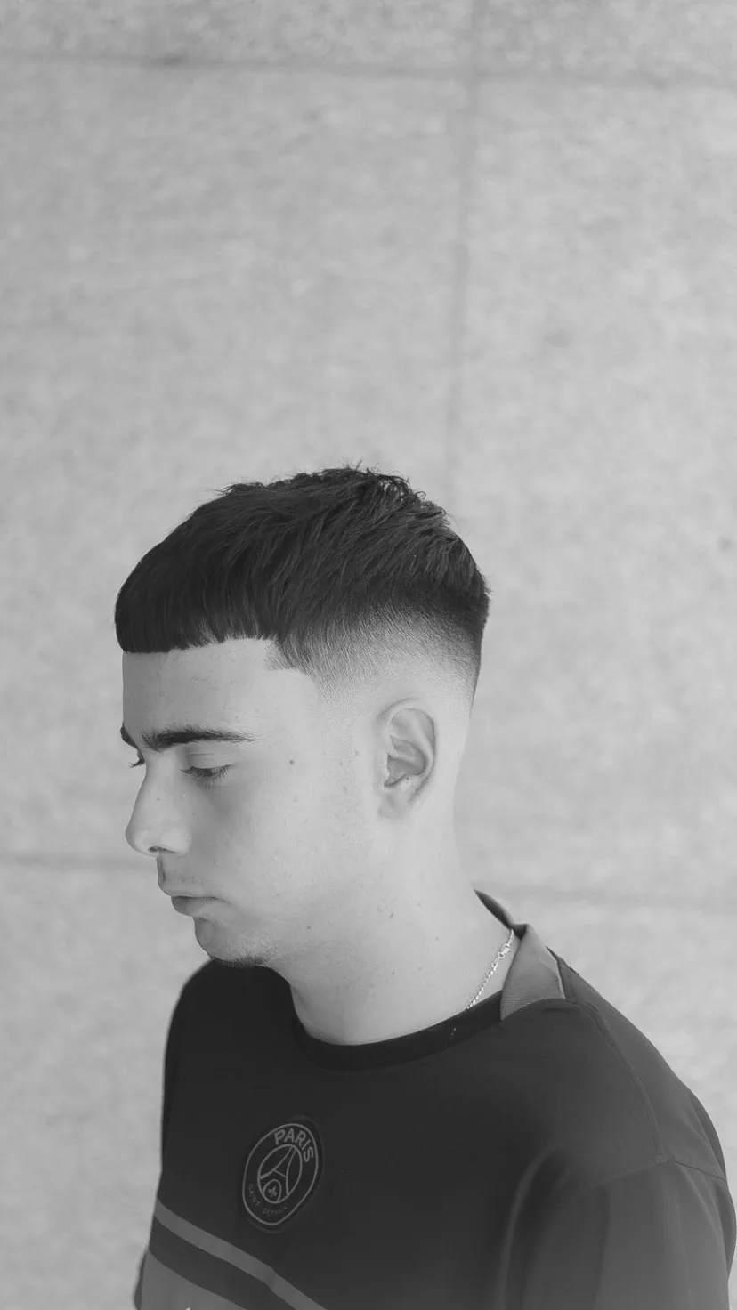 Corte curto com franja reta e degradê