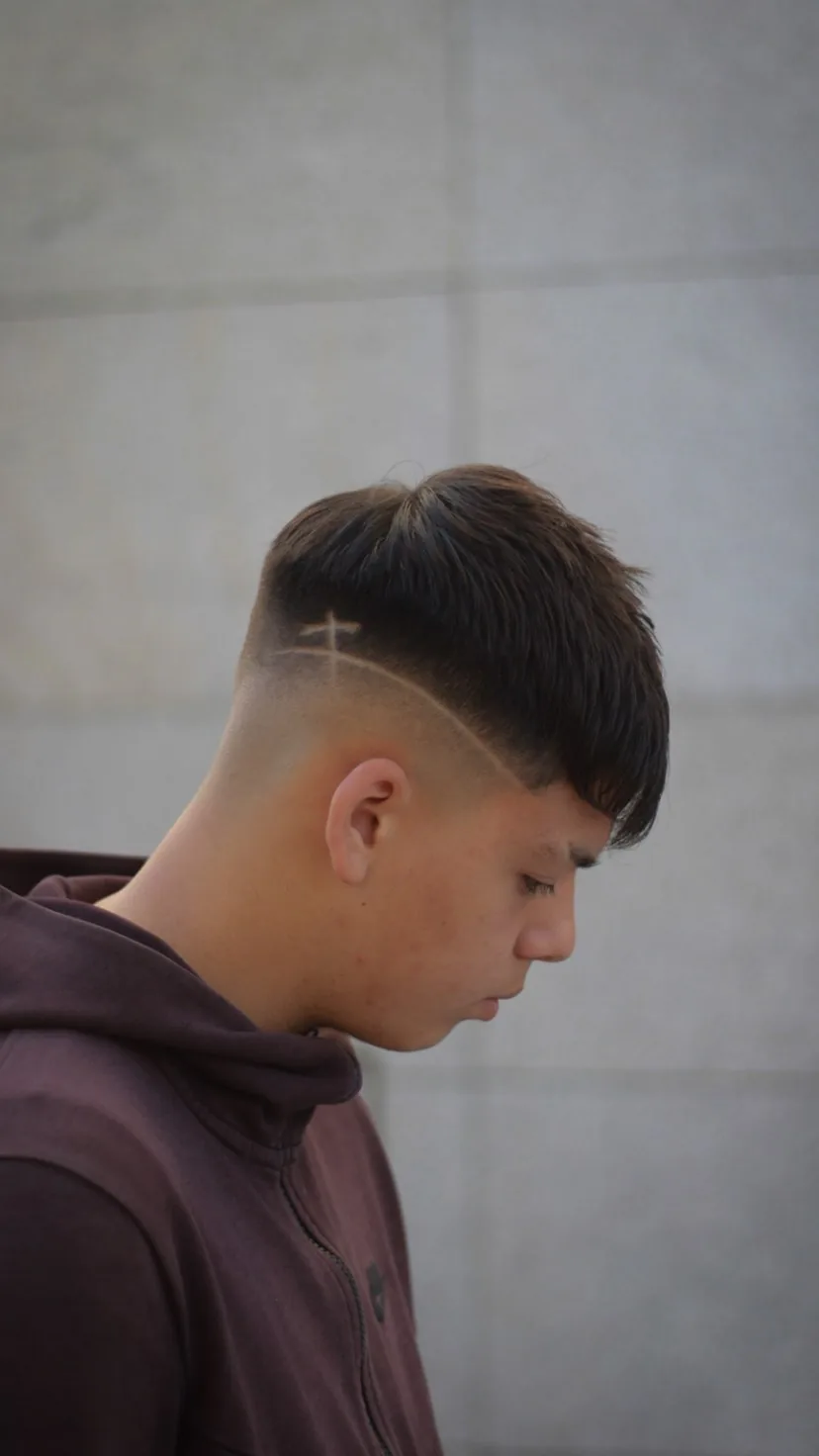 Corte com franja e risco em cruz na lateral