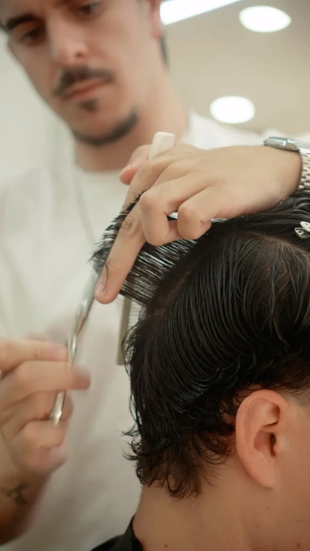 Reel de 7 de outubro: corte de cabelo personalizado, marcação no link da bio